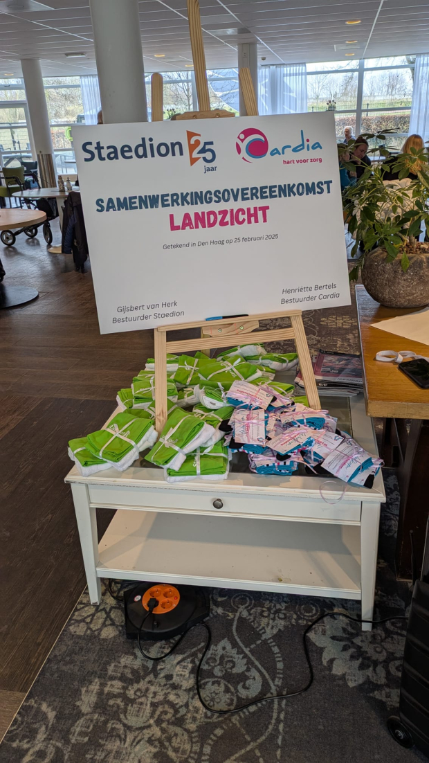 Het bord van de samenwerkingsovereenkomst Staedion en Cardia