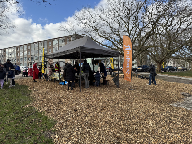 Bewoners vieren Complimentendag in Moerwijk onder partytent