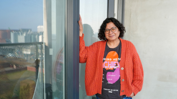 Francine bewoner poserend bij de deur