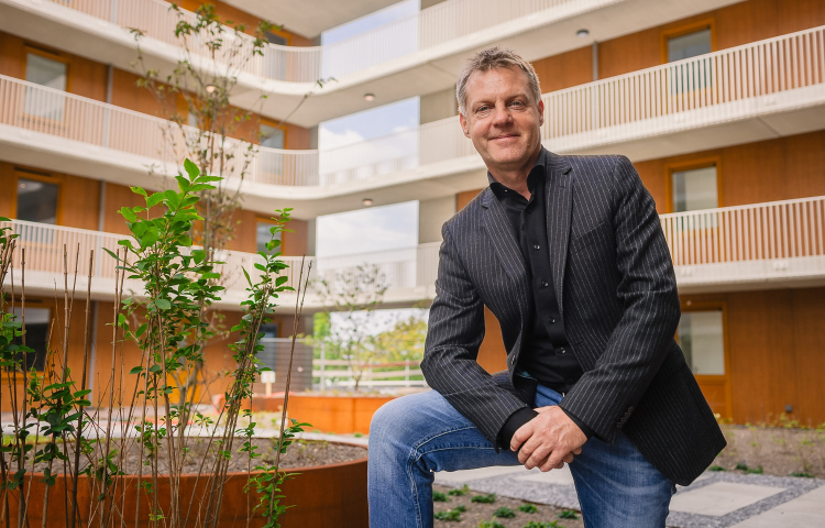 Gijsbert van Herk in de binnentuin van wooncomplex Pegasus
