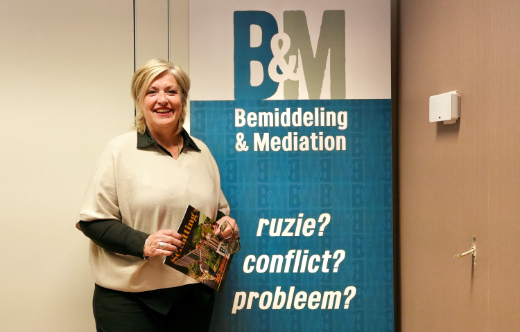 teamleider Gerda van Bemiddeling & mediation met een folder in haar hand