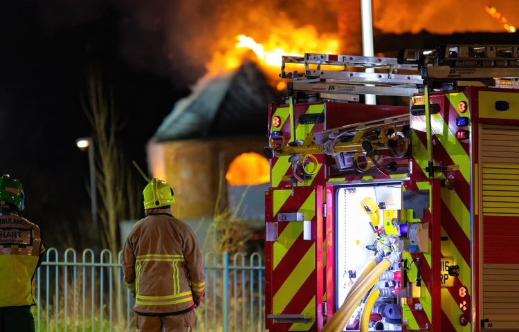 Brandweer aan het werk tijdens een brand