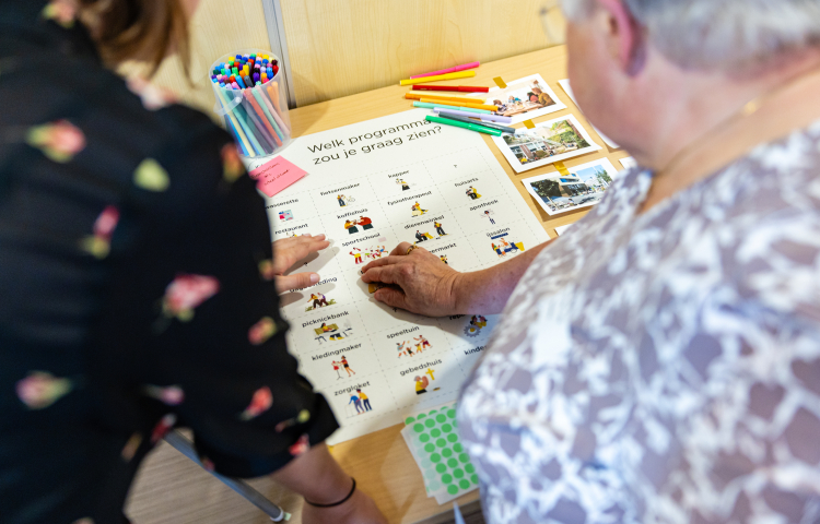 Ontwerpteam in gesprek met bewoners van pilot-locatie Beresteinlaan